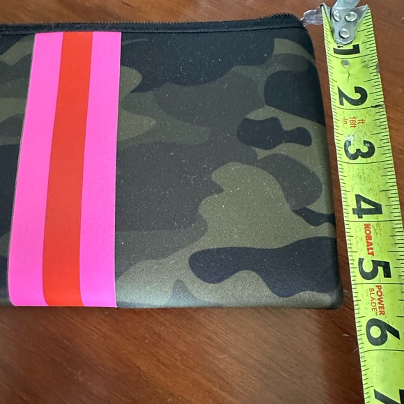 NWOT Haute Shore Camo & Pink Wristlet - Picture 4 of 6